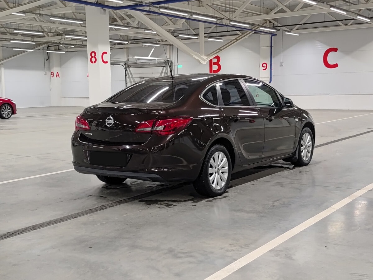 Opel Astra с пробегом — 2014 год. Фото: #4