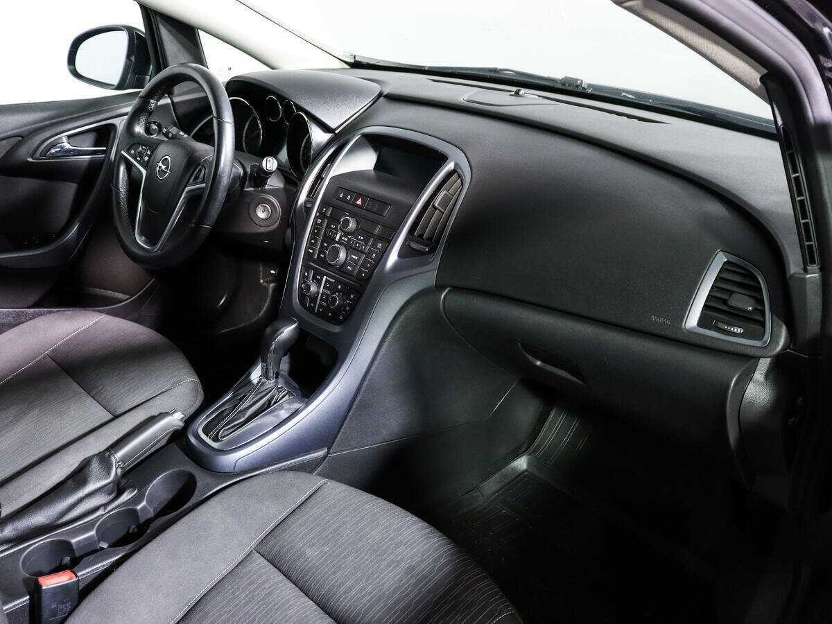 Opel Astra с пробегом — 2012 год. Фото: #6
