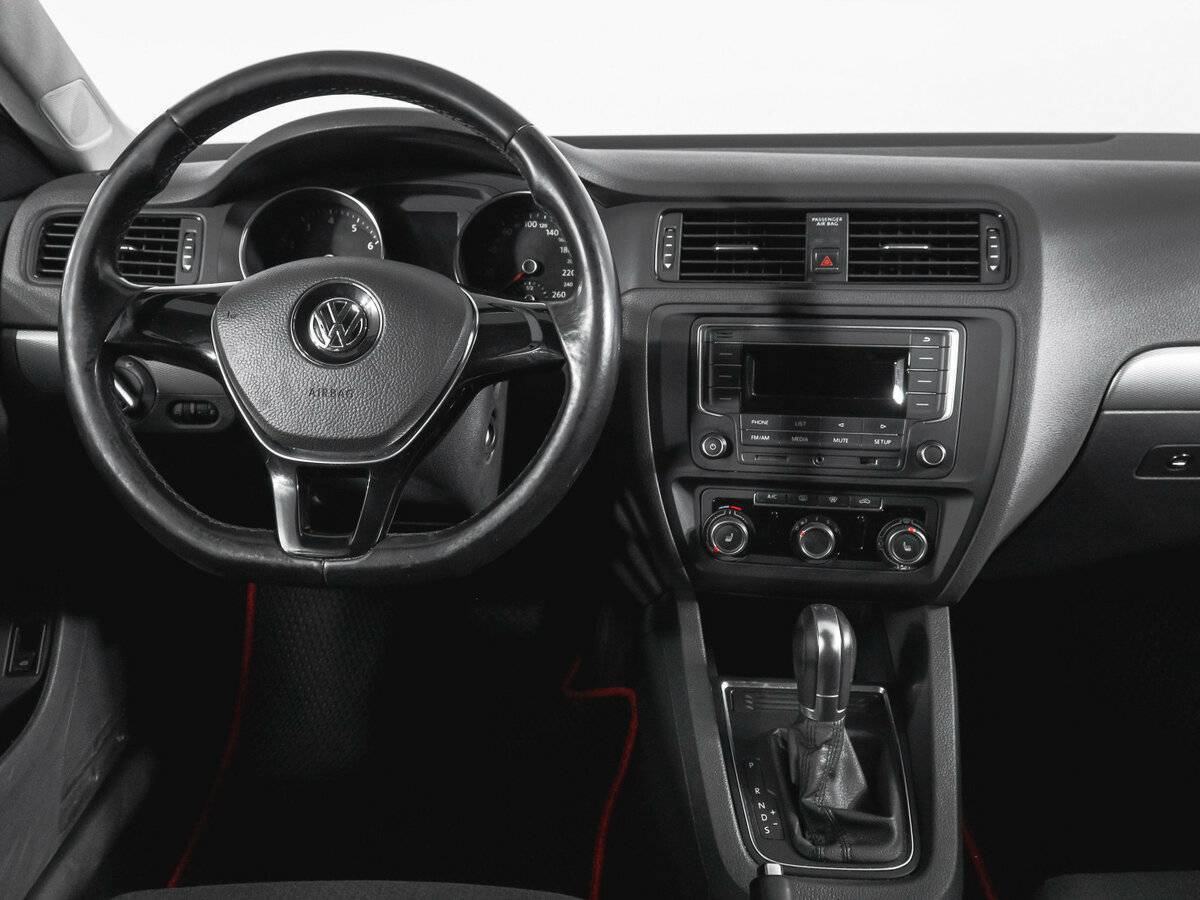 Volkswagen Jetta с пробегом — 2016 год. Фото: #11