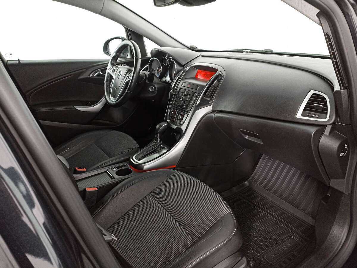 Opel Astra с пробегом — 2012 год. Фото: #8