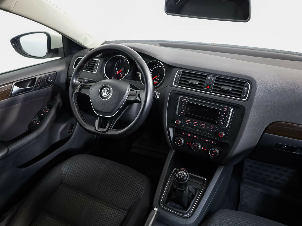 Volkswagen Jetta с пробегом — 2015 год. Фото: #6