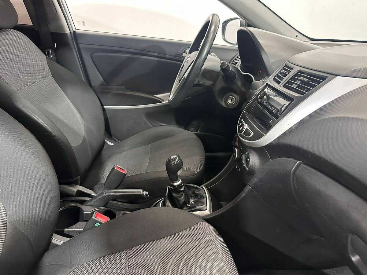 Hyundai Solaris с пробегом — 2014 год. Фото: #9