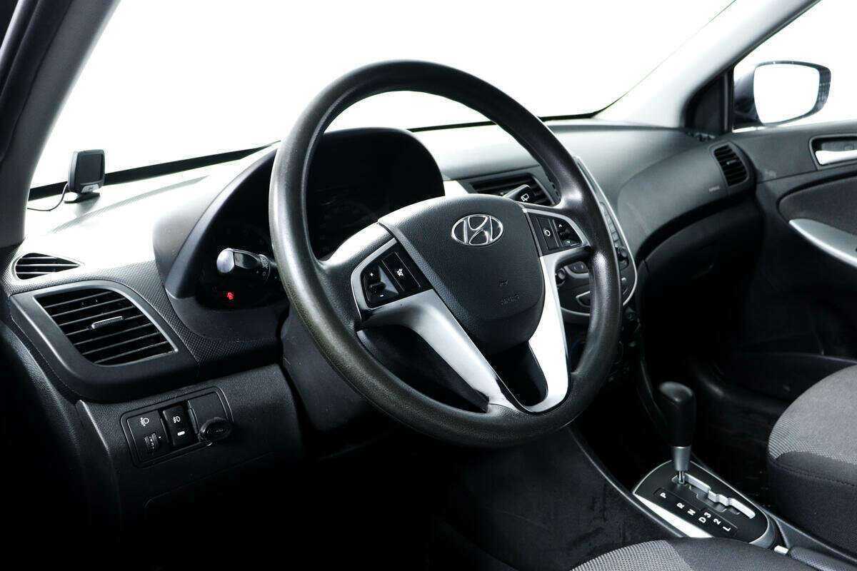 Hyundai Solaris с пробегом — 2012 год. Фото: #12