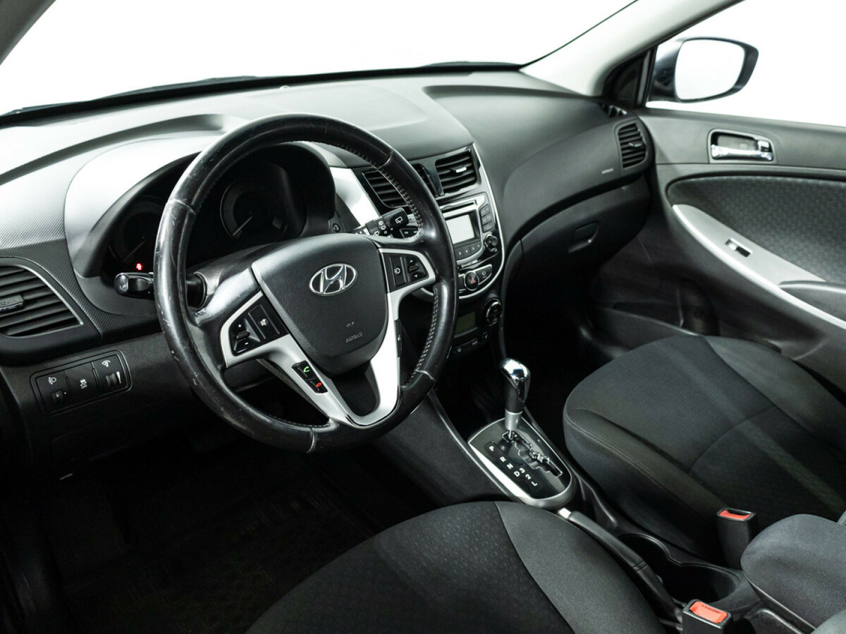Hyundai Solaris с пробегом — 2012 год. Фото: #10
