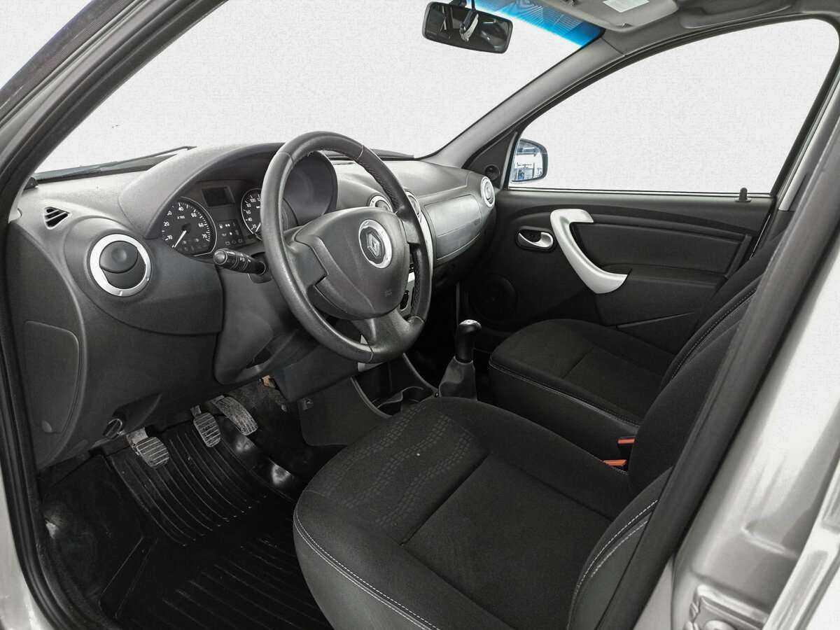 Renault Sandero с пробегом — 2012 год. Фото: #13