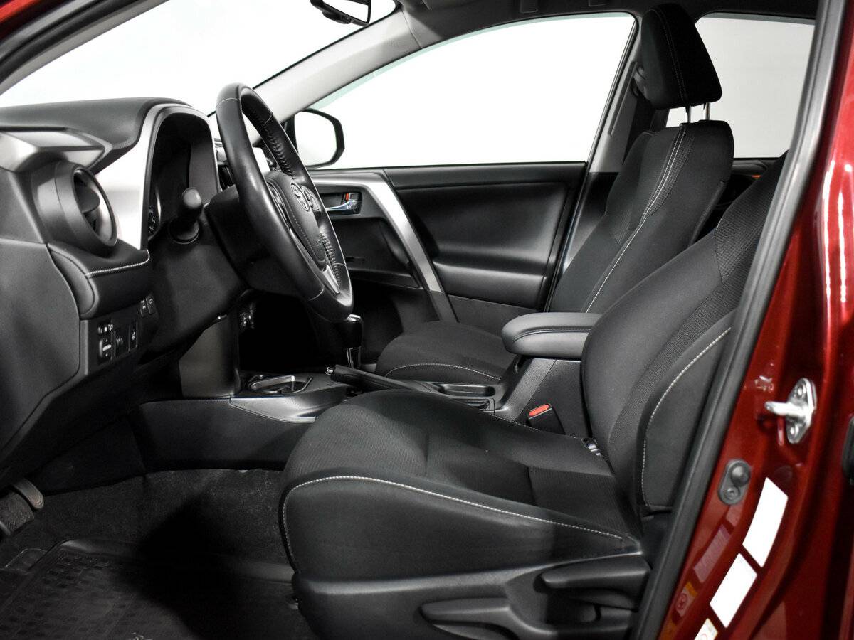 Toyota RAV4 с пробегом — 2016 год. Фото: #9