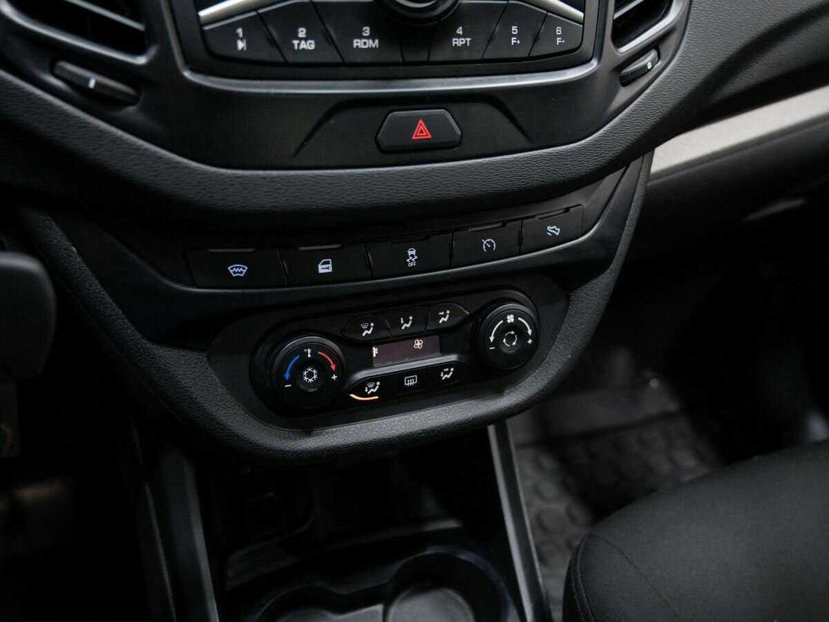 Lada (ВАЗ) Vesta с пробегом — 2015 год. Фото: #19