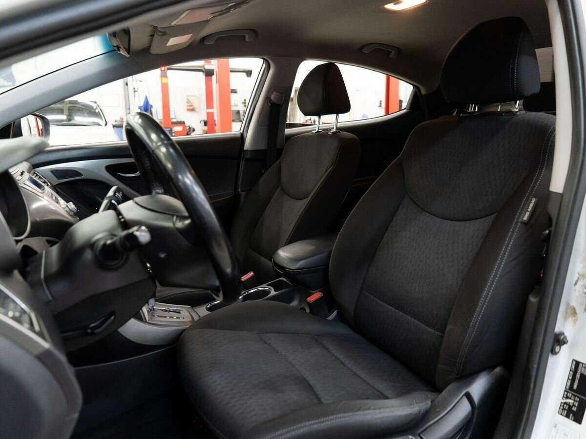 Hyundai Elantra с пробегом — 2012 год. Фото: #5