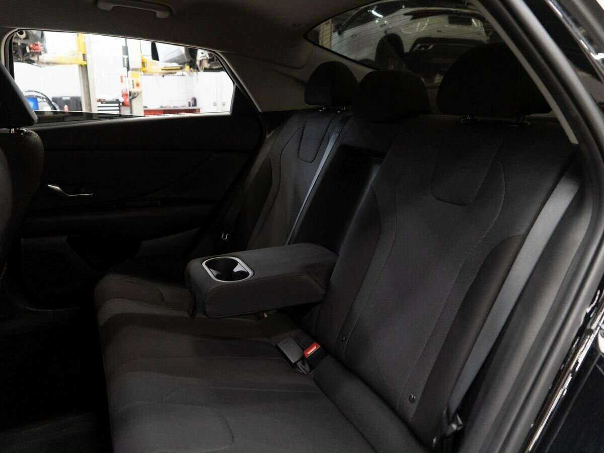 Hyundai Elantra с пробегом — 2021 год. Фото: #6