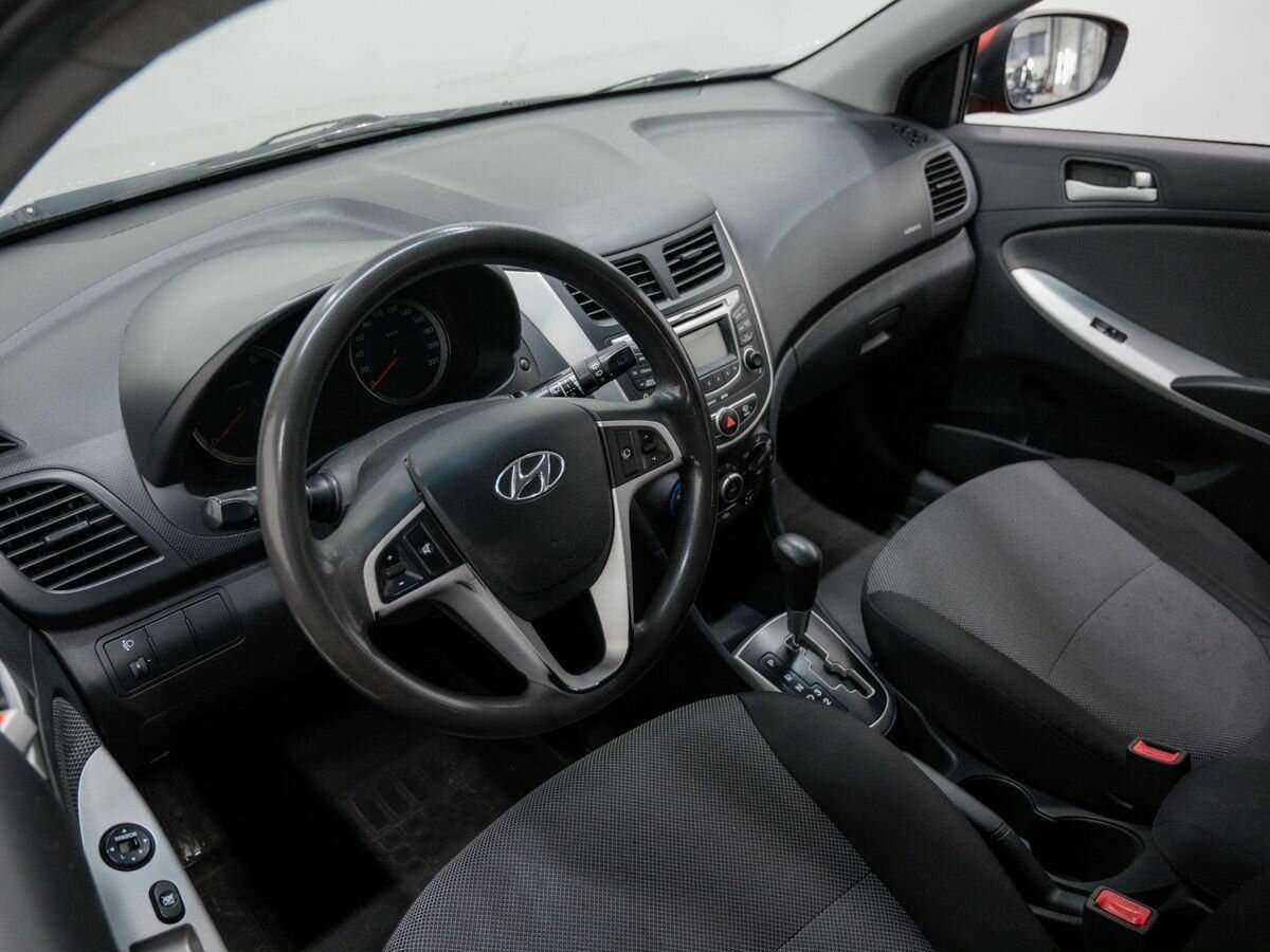 Hyundai Solaris с пробегом — 2012 год. Фото: #11