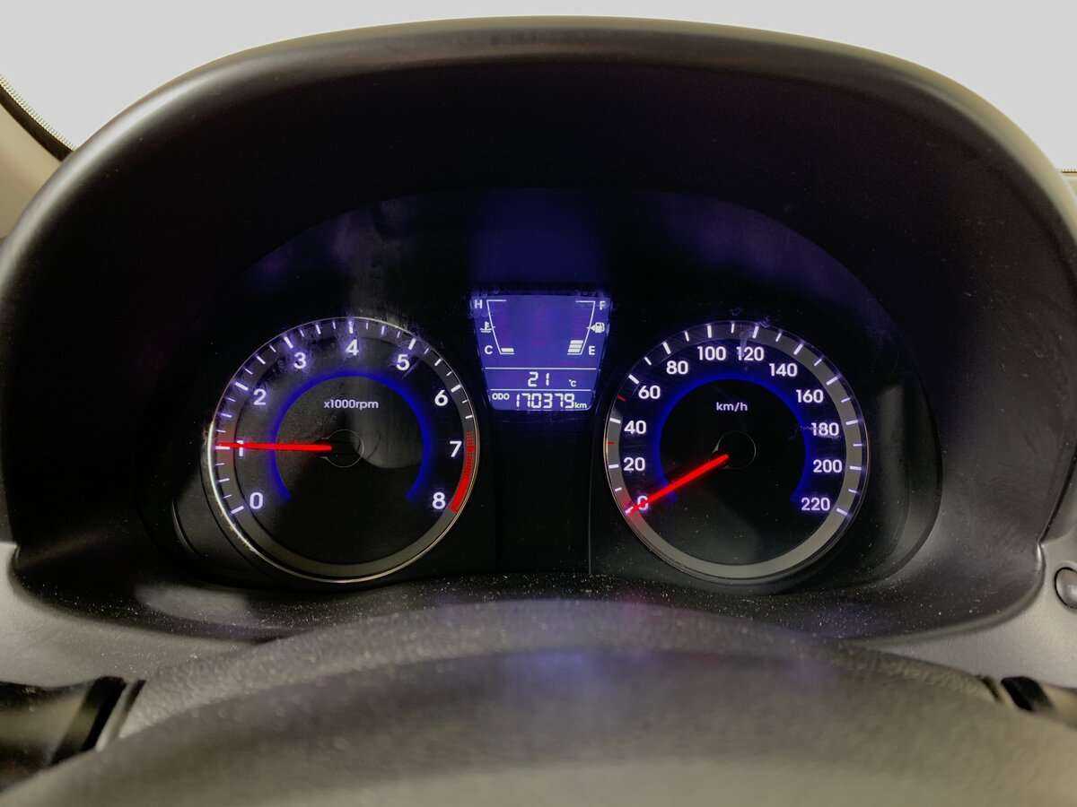 Hyundai Solaris с пробегом — 2012 год. Фото: #11