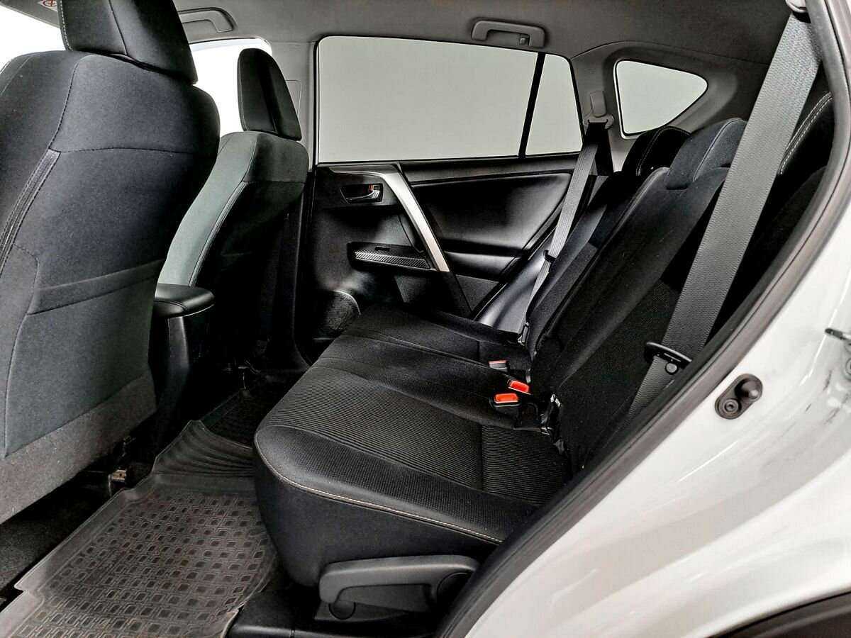 Toyota RAV4 с пробегом — 2015 год. Фото: #7