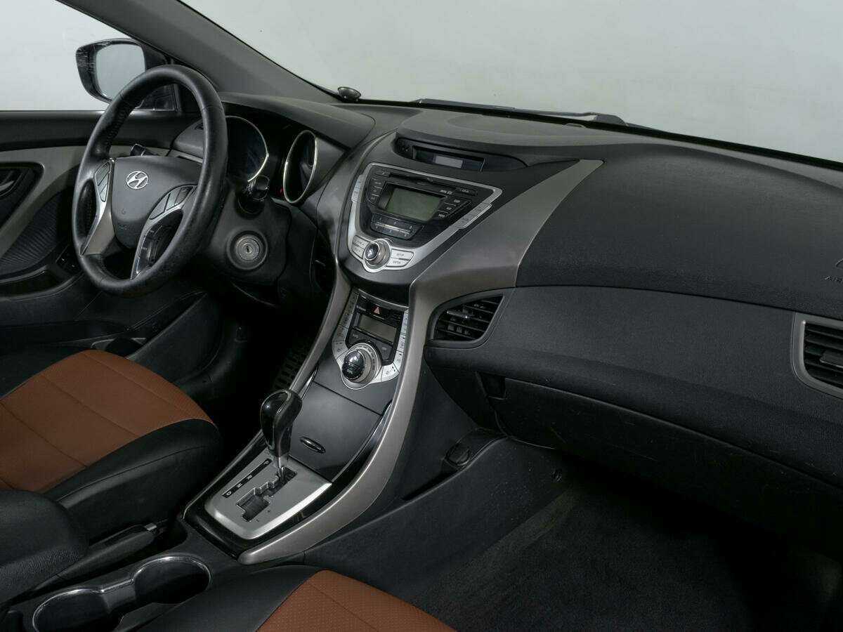 Hyundai Elantra с пробегом — 2012 год. Фото: #8