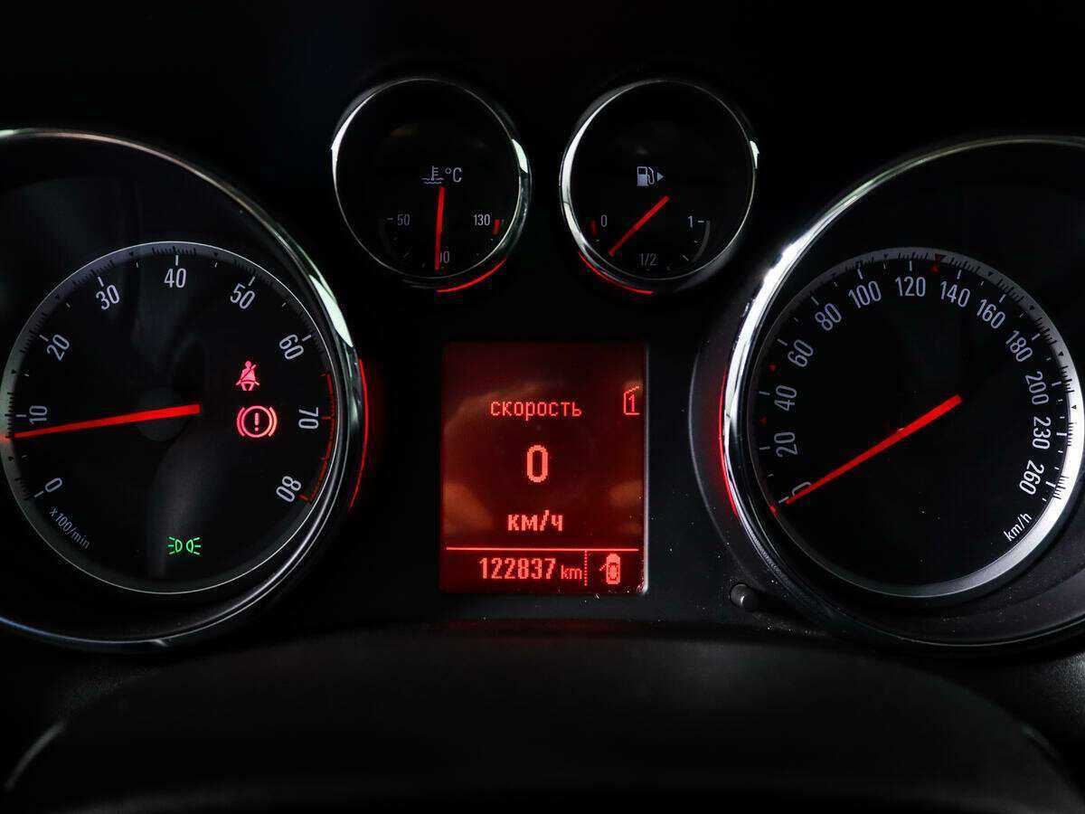 Opel Astra с пробегом — 2013 год. Фото: #10