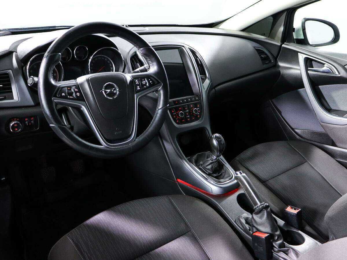 Opel Astra с пробегом — 2013 год. Фото: #13