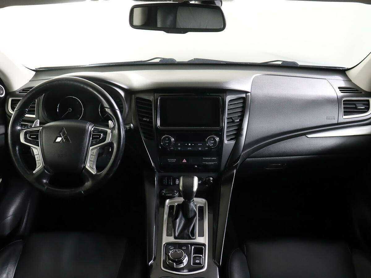 Mitsubishi Pajero Sport с пробегом — 2017 год. Фото: #10