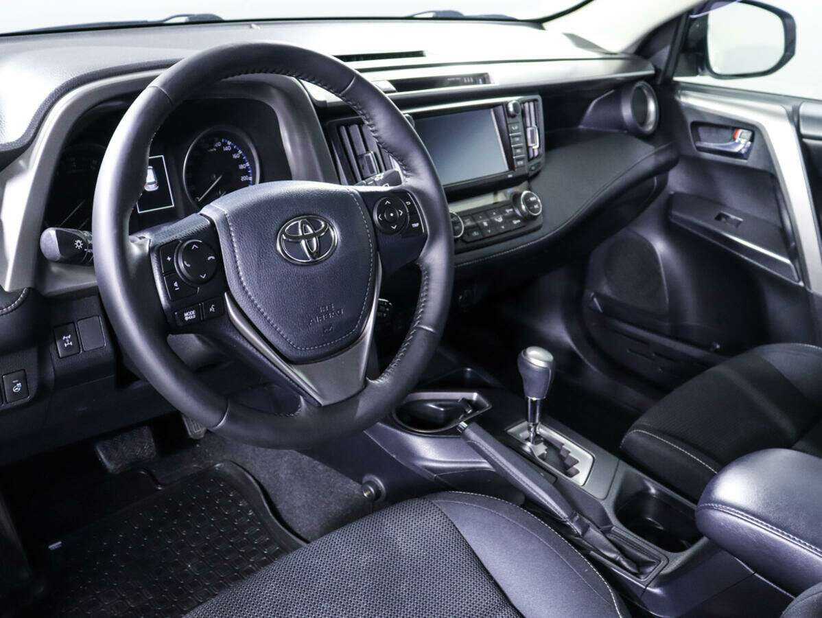Toyota RAV4 с пробегом — 2017 год. Фото: #12