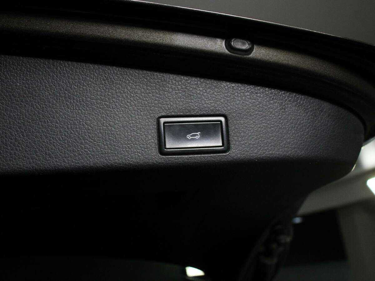 Volkswagen Touareg с пробегом — 2015 год. Фото: #11