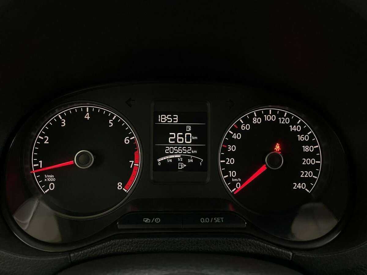 Volkswagen Polo с пробегом — 2015 год. Фото: #9