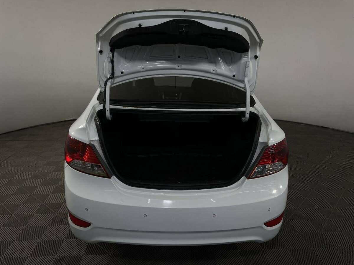 Hyundai Solaris с пробегом — 2012 год. Фото: #17