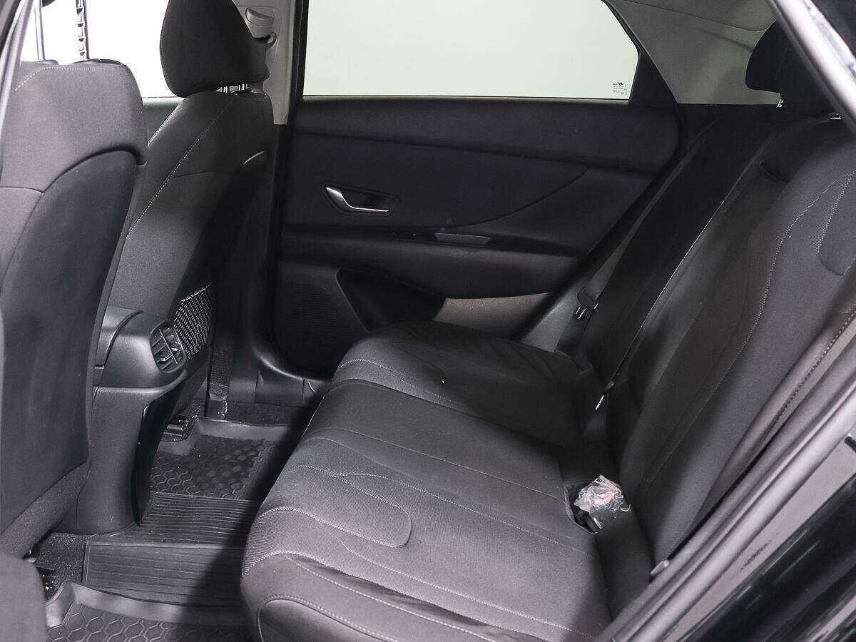 Hyundai Elantra с пробегом — 2021 год. Фото: #9