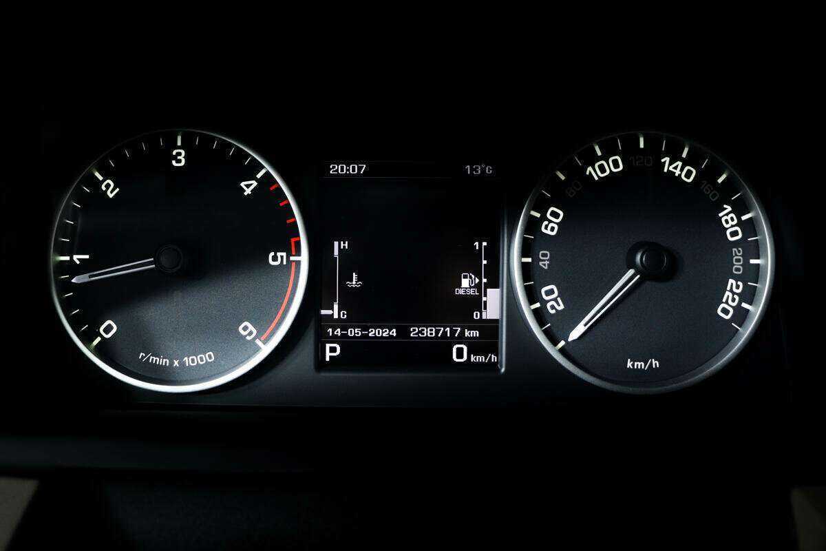 Land Rover Discovery с пробегом — 2015 год. Фото: #7