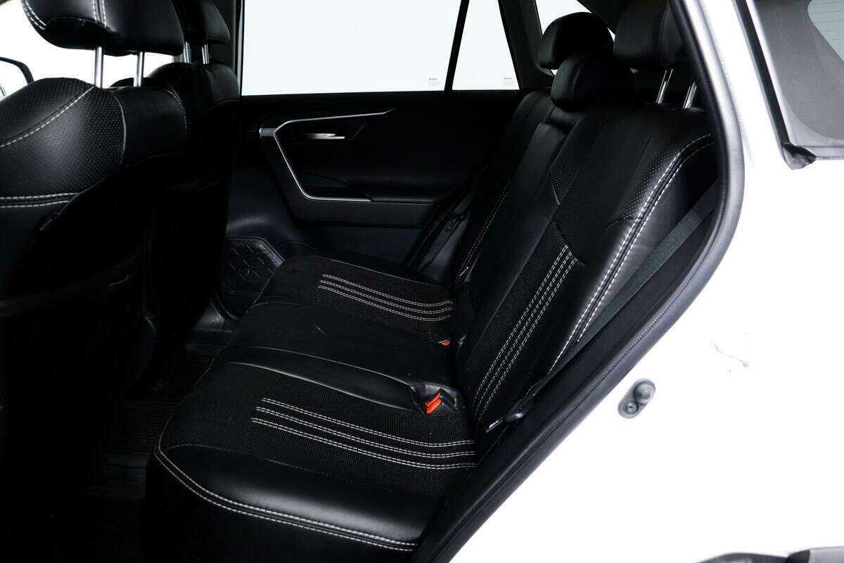 Toyota RAV4 с пробегом — 2020 год. Фото: #11