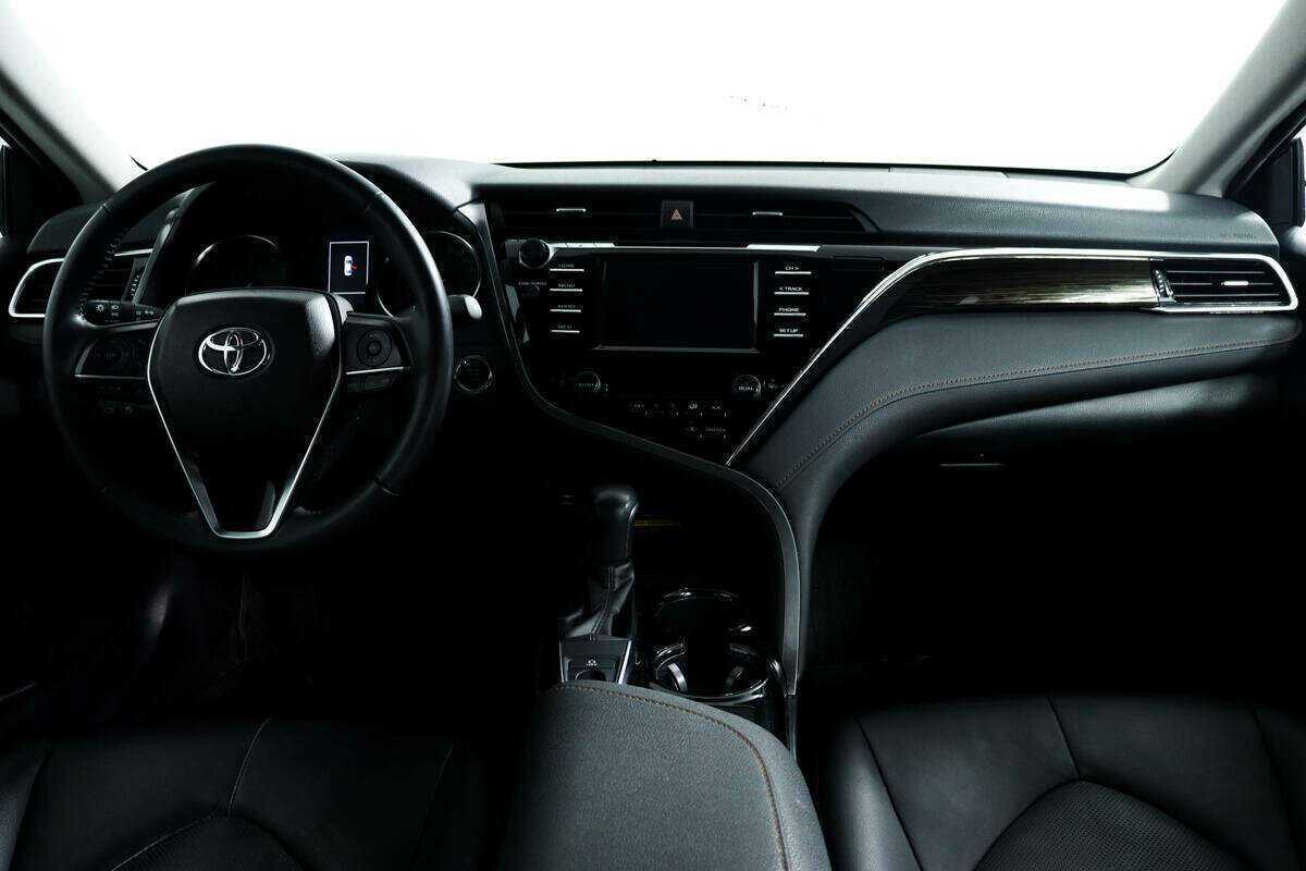 Toyota Camry с пробегом — 2018 год. Фото: #10