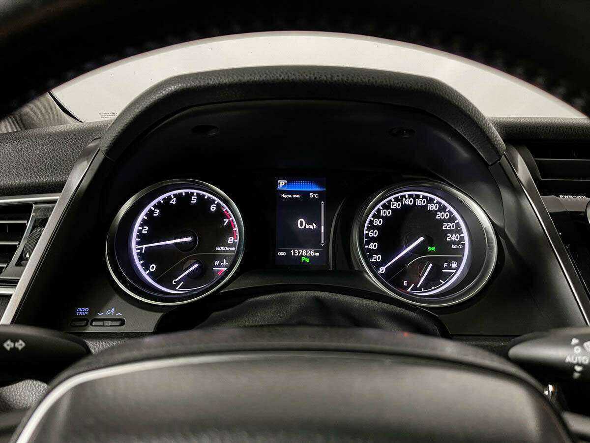 Toyota Camry с пробегом — 2018 год. Фото: #10