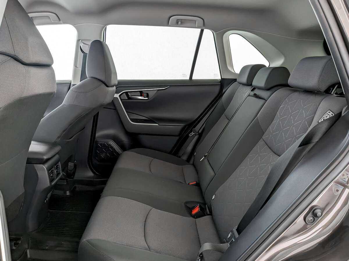 Toyota RAV4 с пробегом — 2020 год. Фото: #9