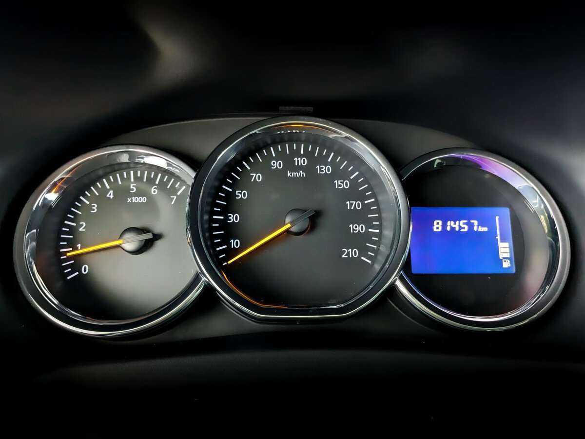 Renault Sandero с пробегом — 2016 год. Фото: #10