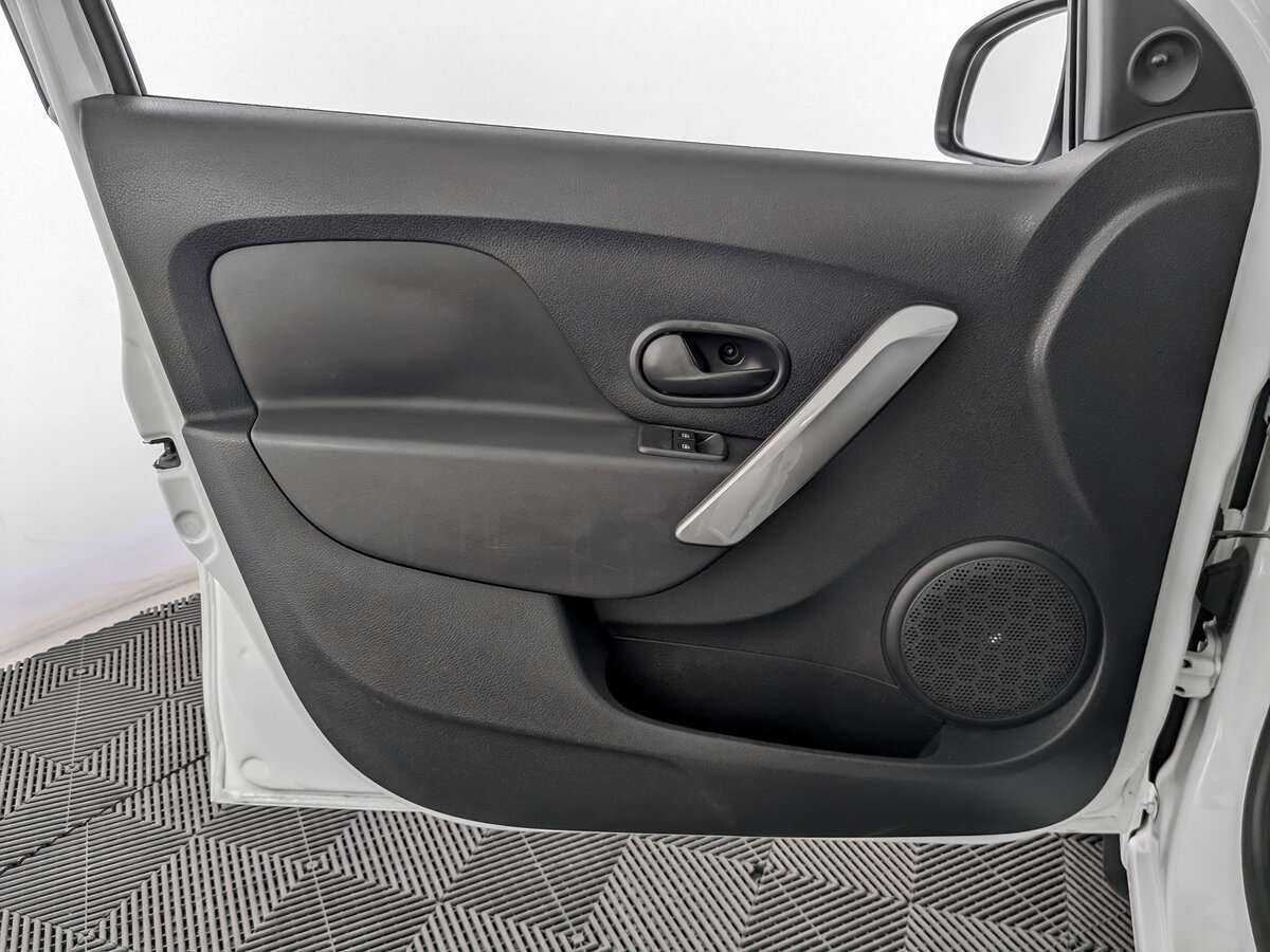 Renault Sandero с пробегом — 2016 год. Фото: #13