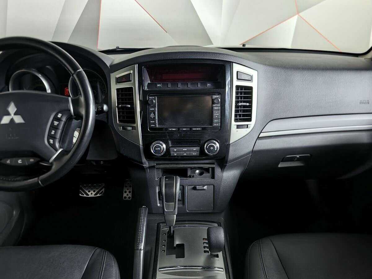 Mitsubishi Pajero с пробегом — 2015 год. Фото: #10