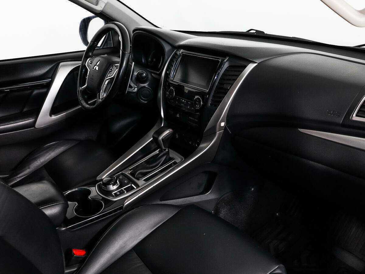 Mitsubishi Pajero Sport с пробегом — 2016 год. Фото: #12