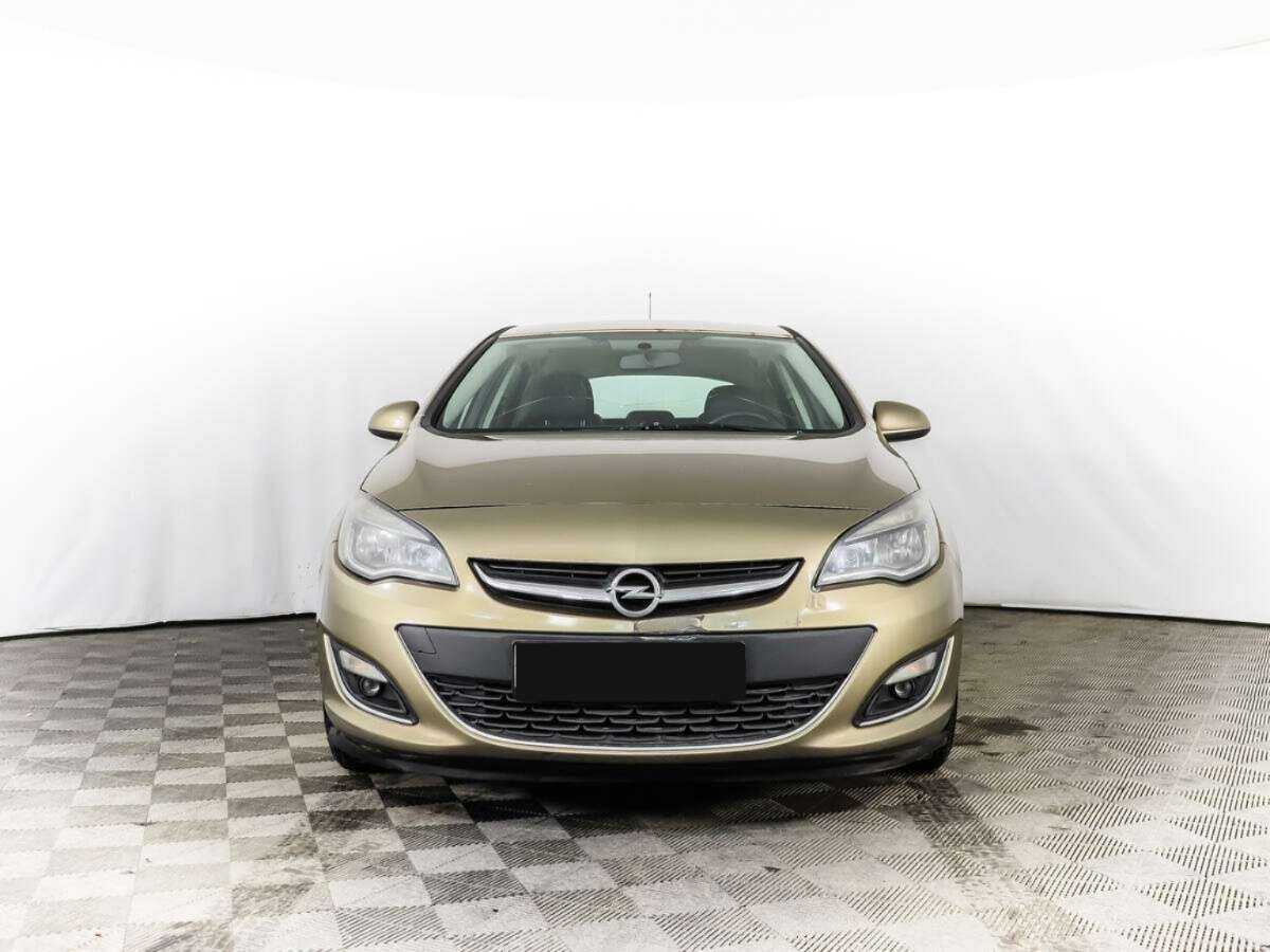 Opel Astra с пробегом — 2013 год. Фото: #1
