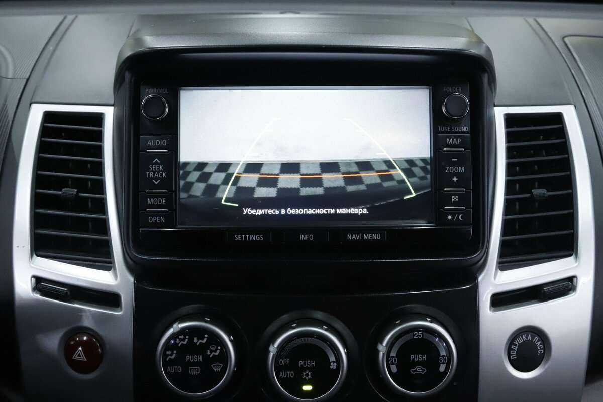 Mitsubishi Pajero Sport с пробегом — 2015 год. Фото: #12