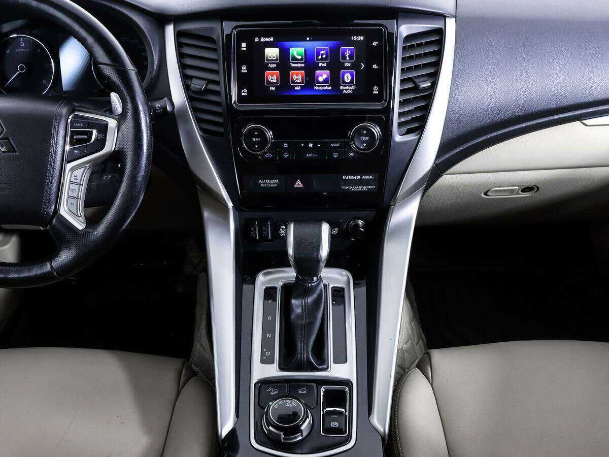 Mitsubishi Pajero Sport с пробегом — 2017 год. Фото: #16