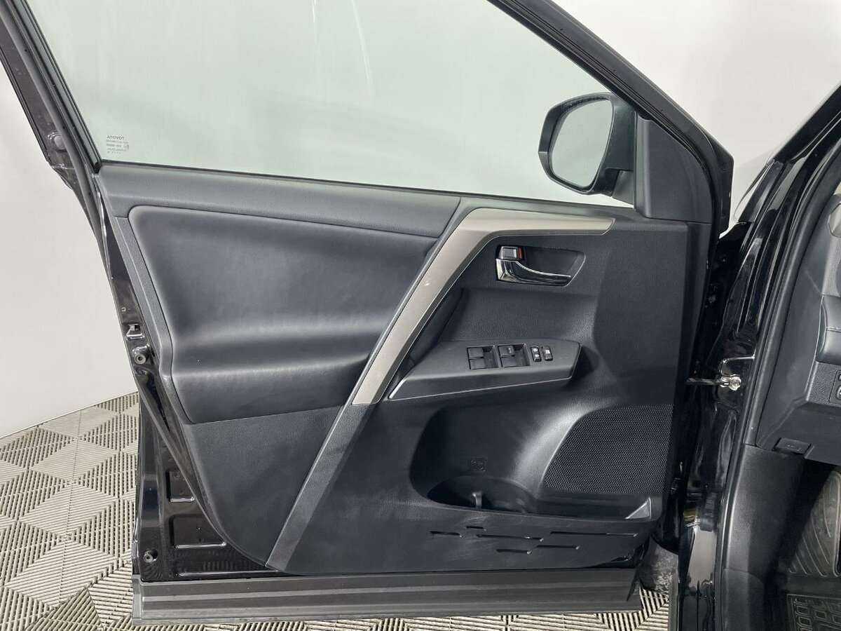 Toyota RAV4 с пробегом — 2018 год. Фото: #7