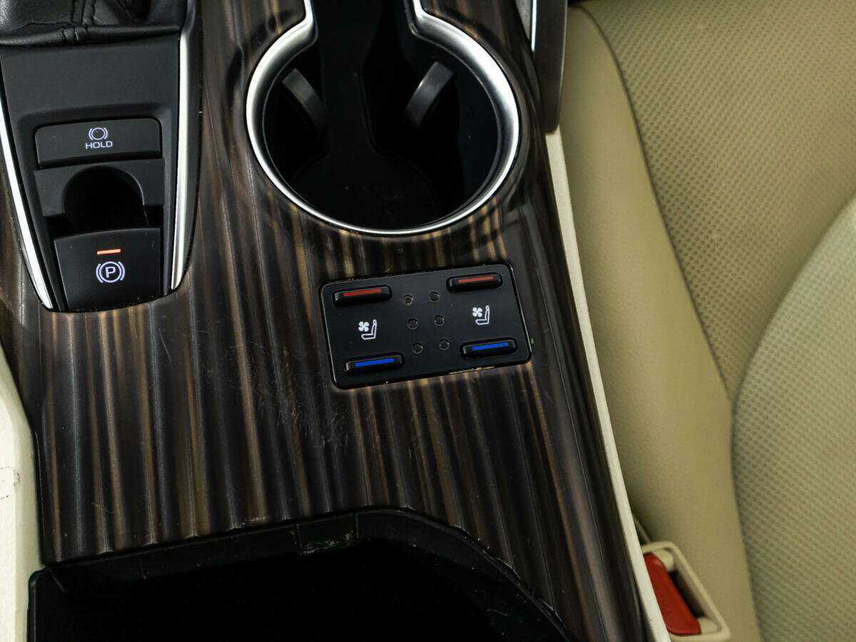 Toyota Camry с пробегом — 2018 год. Фото: #20