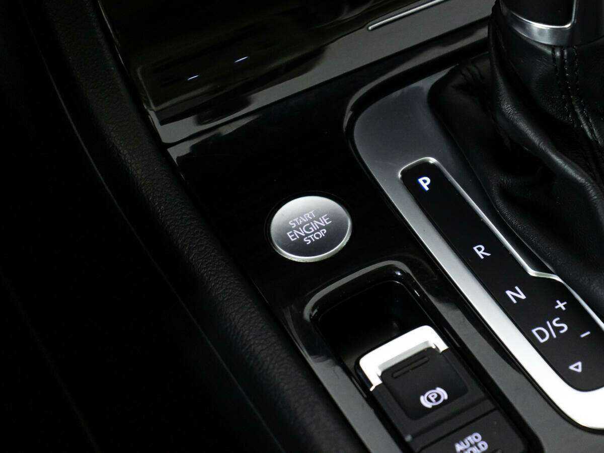 Volkswagen Touareg с пробегом — 2015 год. Фото: #18