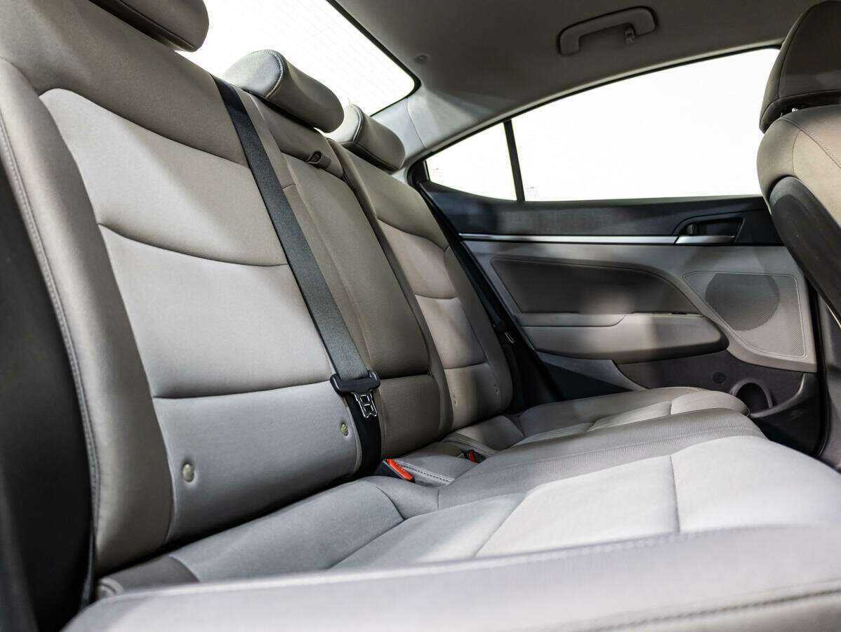 Hyundai Elantra с пробегом — 2018 год. Фото: #11