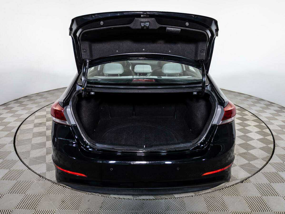 Hyundai Elantra с пробегом — 2018 год. Фото: #17