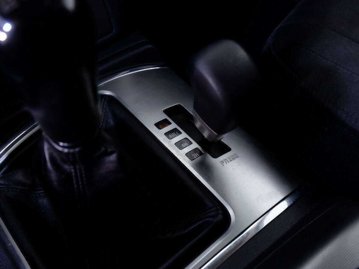 Mitsubishi Pajero с пробегом — 2013 год. Фото: #13