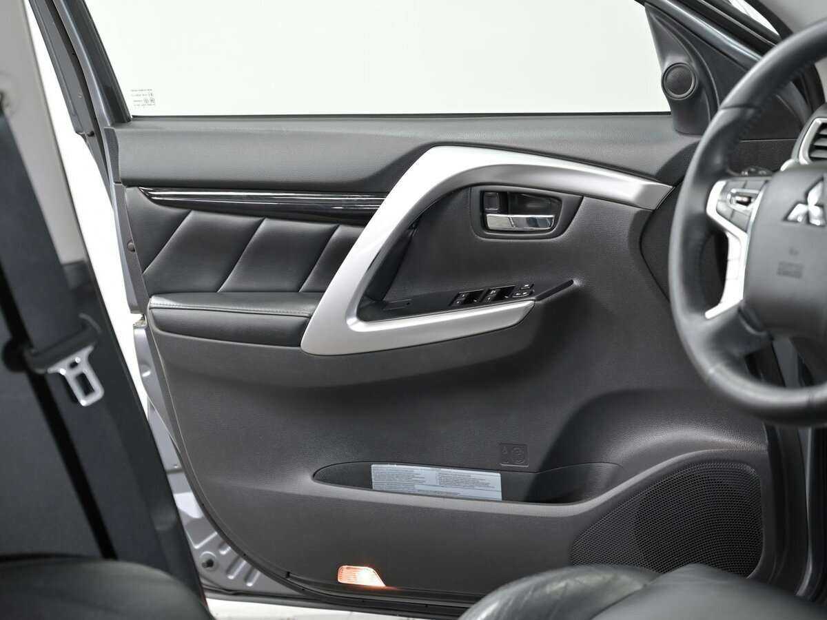 Mitsubishi Pajero Sport с пробегом — 2017 год. Фото: #9