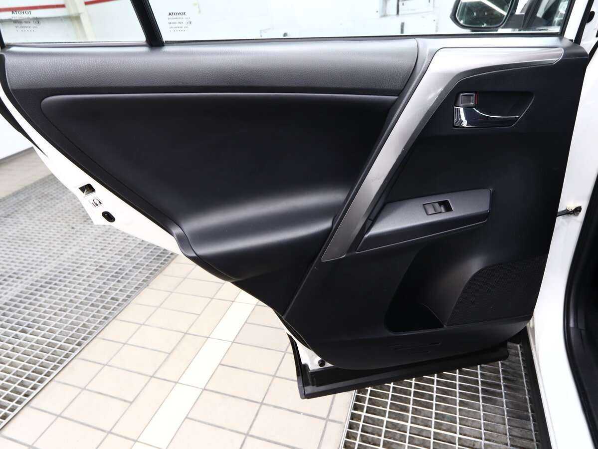 Toyota RAV4 с пробегом — 2017 год. Фото: #17