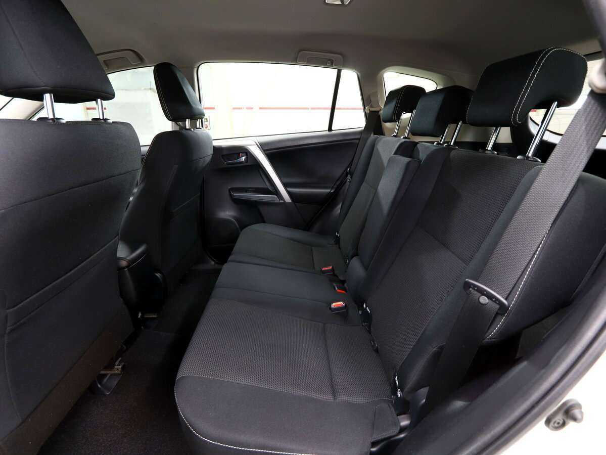 Toyota RAV4 с пробегом — 2017 год. Фото: #18