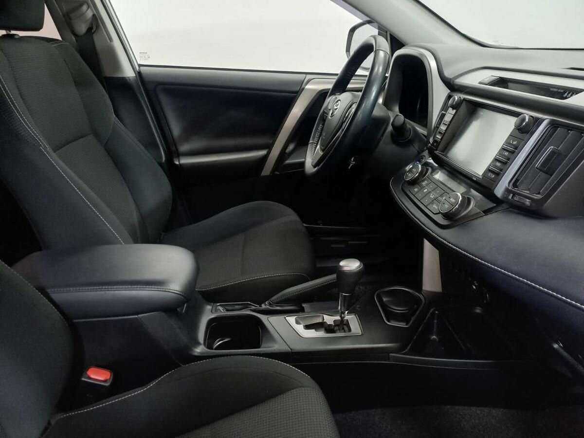 Toyota RAV4 с пробегом — 2018 год. Фото: #9