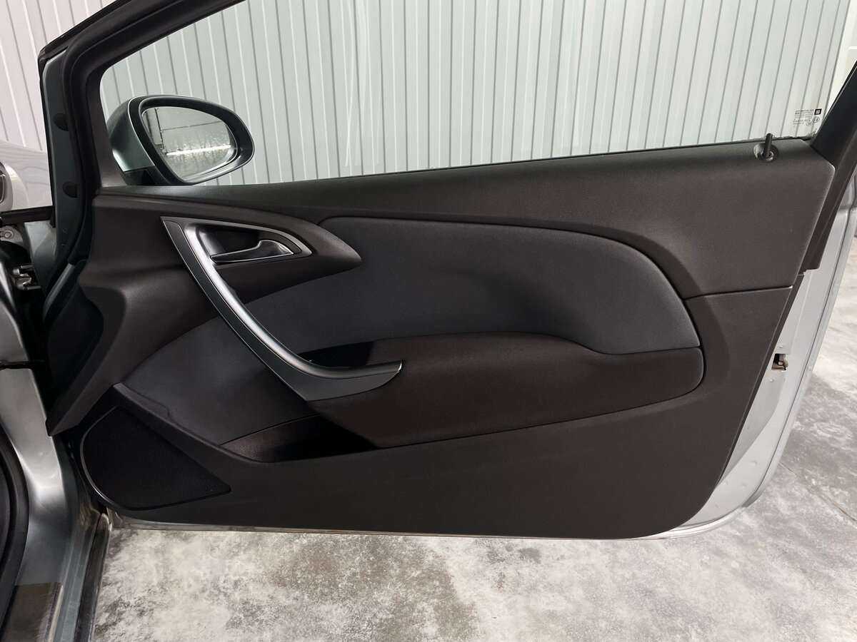 Opel Astra с пробегом — 2012 год. Фото: #19