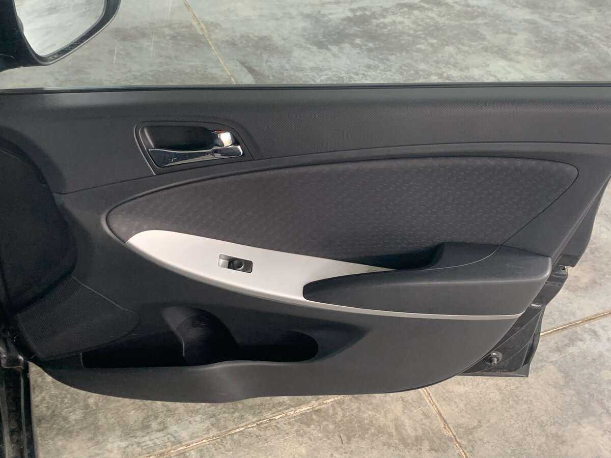 Hyundai Solaris с пробегом — 2012 год. Фото: #18