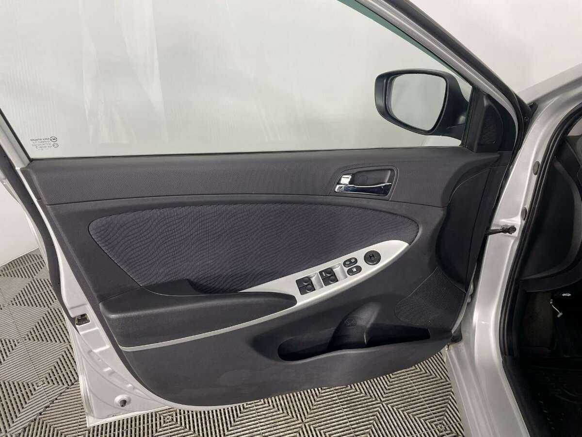 Hyundai Solaris с пробегом — 2012 год. Фото: #7